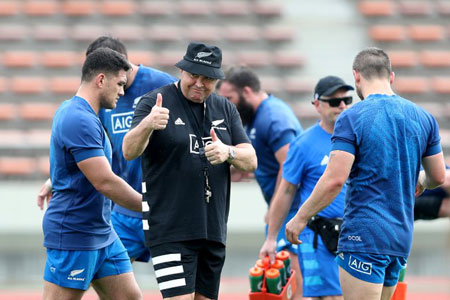 Primera sesión de entrenamiento matinal de los All Blacks en Japón