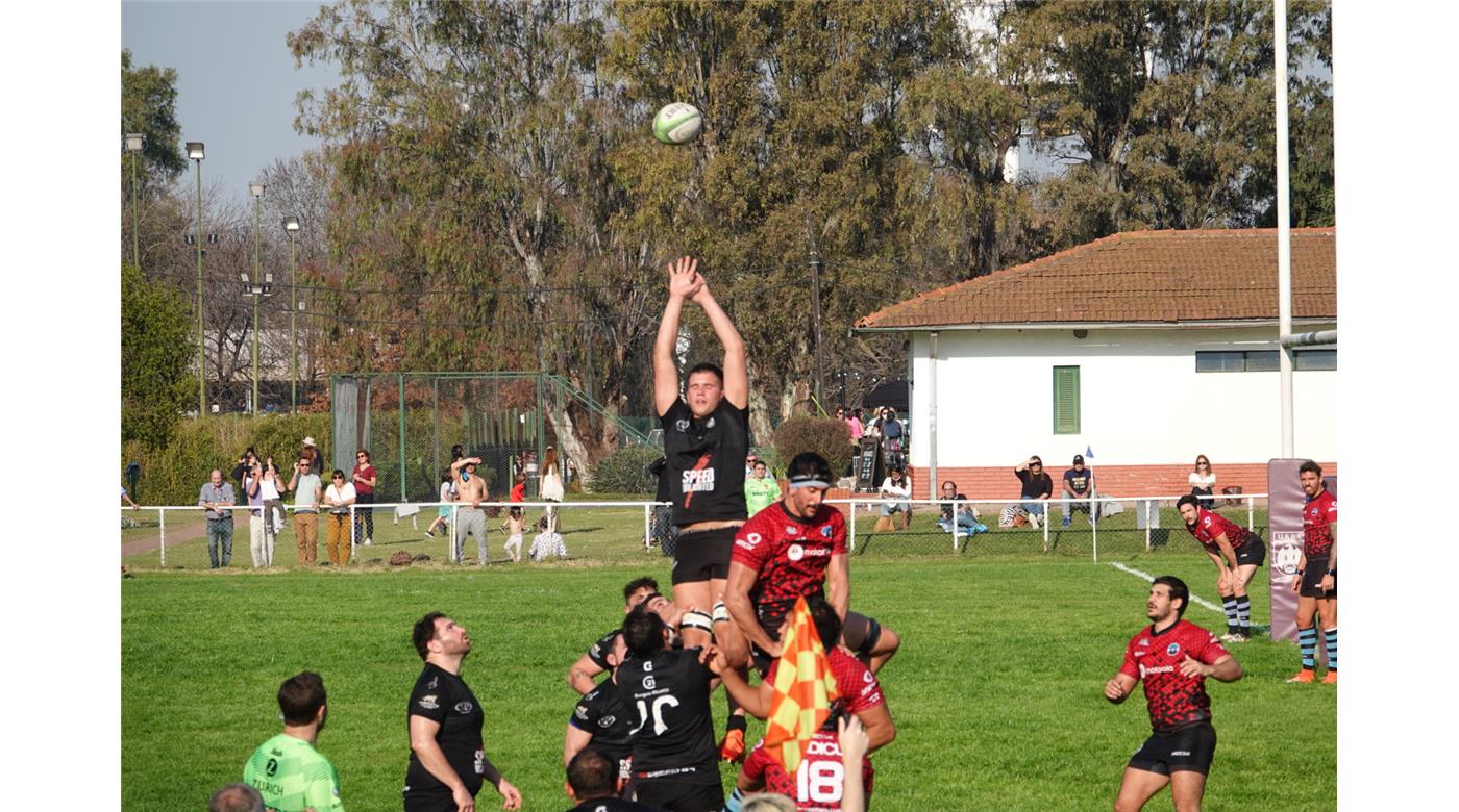 LICEO NAVAL SUPERÓ SIN PROBLEMAS A UNIVERSITARIO DE LA PLATA Y SE ACERCA A LA CIMA