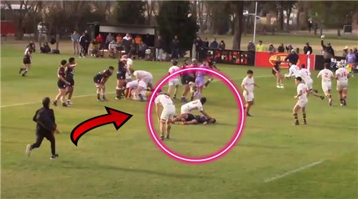 UN JUGADOR CONVULSIONÓ EN PLENO PARTIDO Y FUE ATENDIDO POR UN RIVAL 