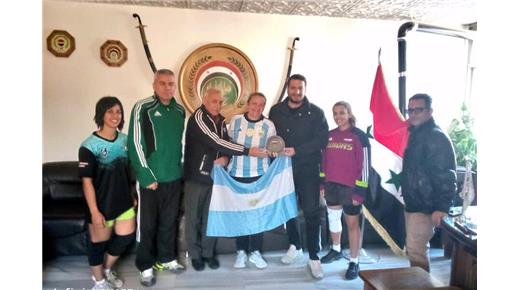 CAROLINA BRAVO CUMPLIÓ DOS SEMANAS EN SIRIA Y SOLO PIENSA EN DIRIGIR AL SELECCIONADO ESTE FIN DE SEMANA EN EL TORNEO DE ARABIA