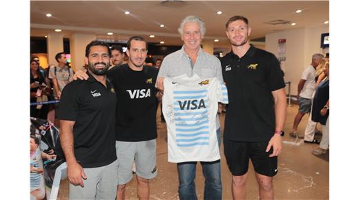 EL PRESIDENTE DE LA UAR RECIBIÓ A LOS PUMAS 7S TRAS CONSAGRARSE BICAMPEONES EN VANCOUVER