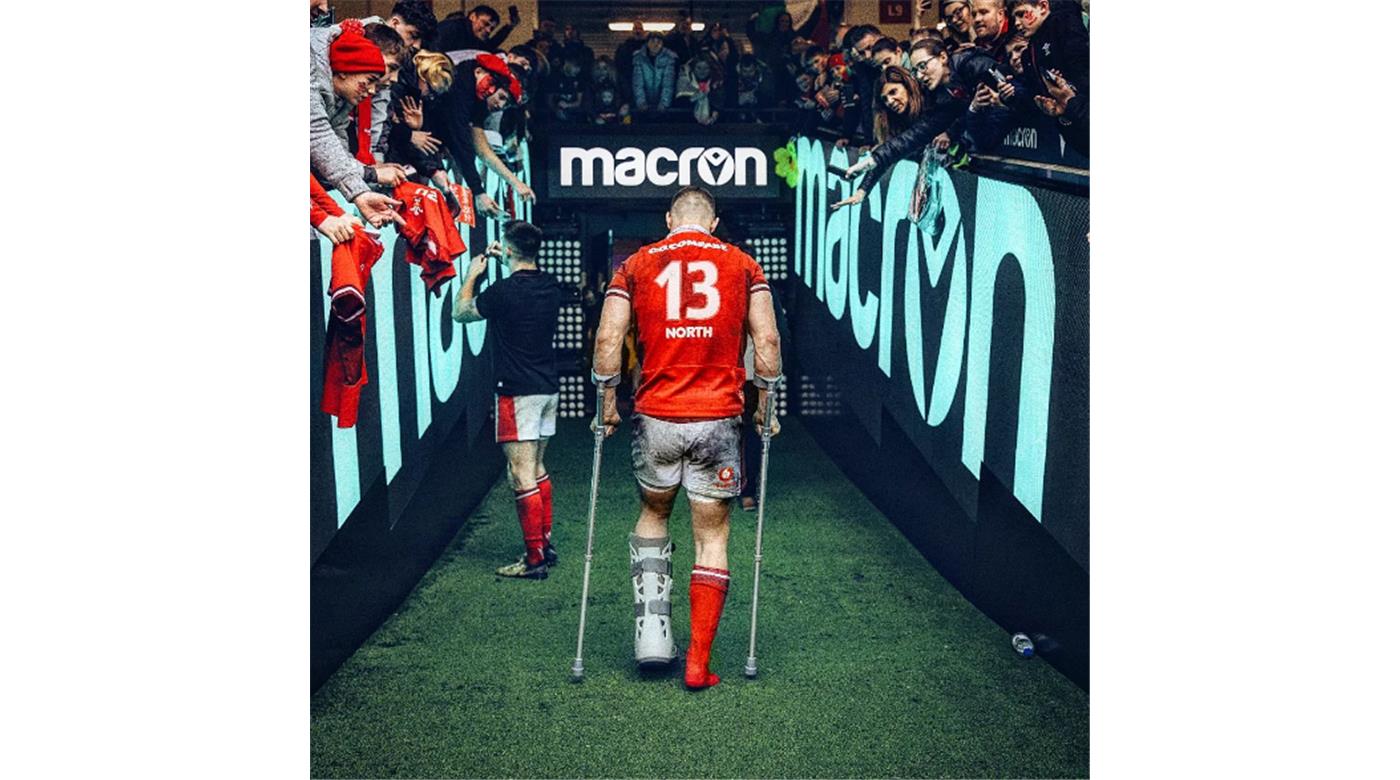 GEORGE NORTH SE RETIRÓ LESIONADO ANTE ITALIA Y LE DIJO ADIÓS AL RUGBY