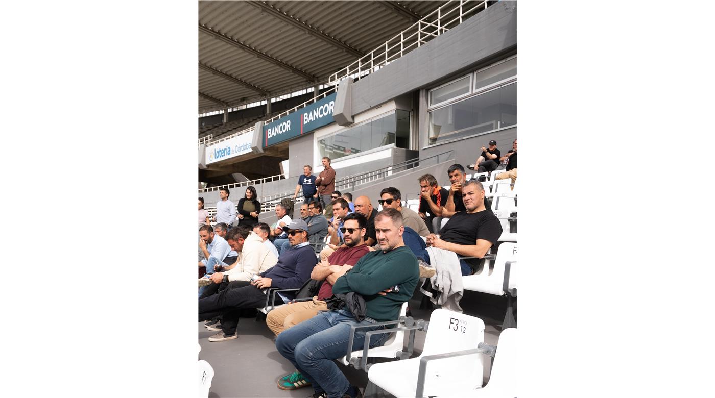 LOS PUMAS COMPARTIERON UN ENTRENAMIENTO Y UNA CHARLA  CON EX PUMAS Y DOGOS EN EL ESTADIO KEMPES