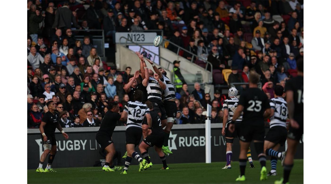 NUEVA ZELANDA XV VENCIÓ A LOS BARBARIANS CON MATÍAS MORONI EN LA CANCHA 