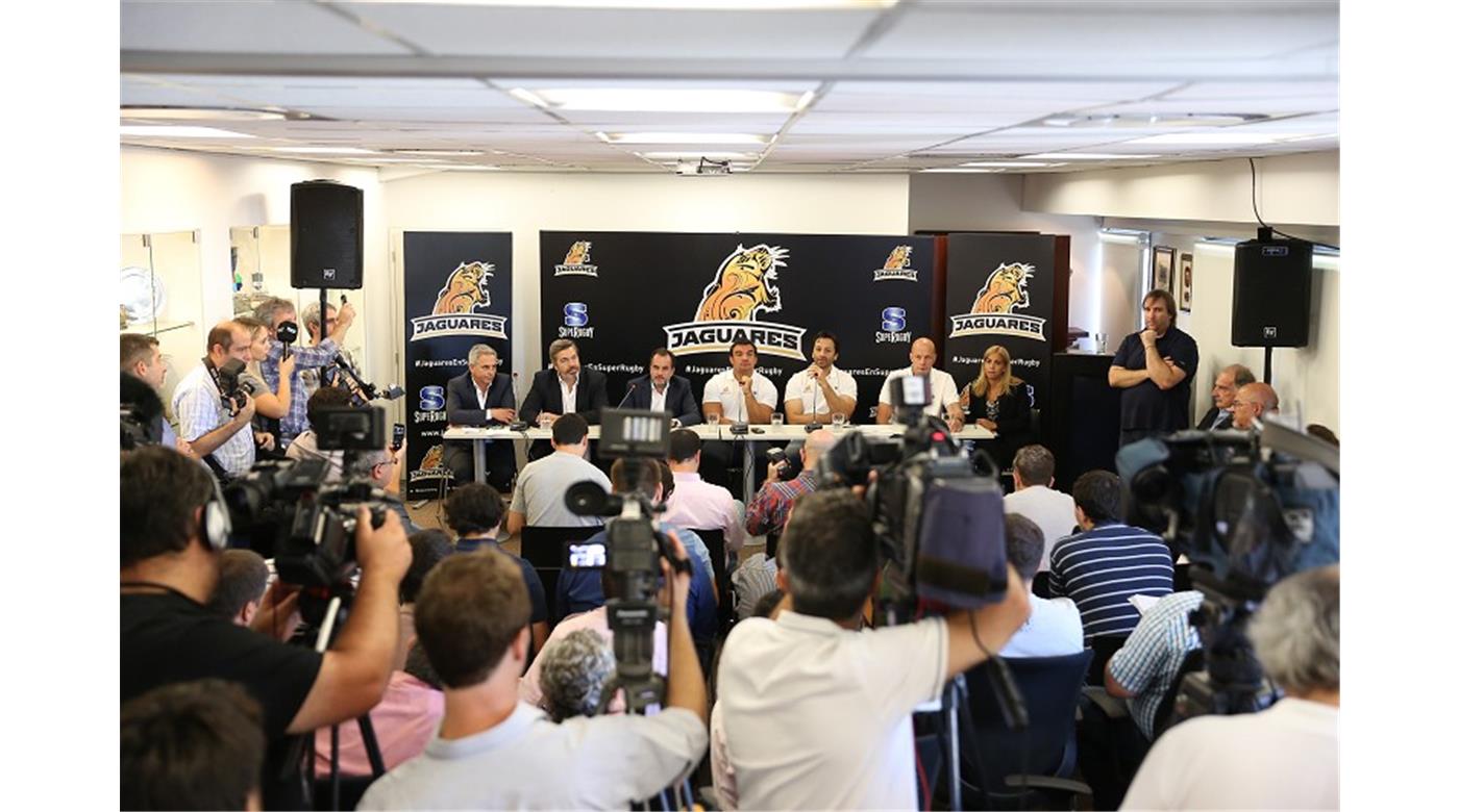 Cada vez más aislados. 