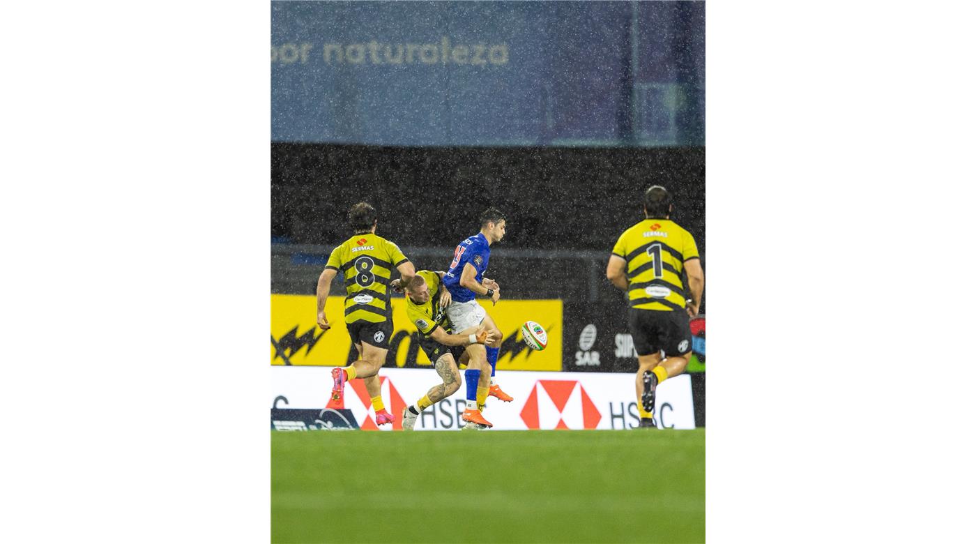 PEÑAROL VENCIÓ A YACARE POR LA MÍNIMA DIFERENCIA EN LA LLUVIOSA NOCHE DEL CHARRÚA